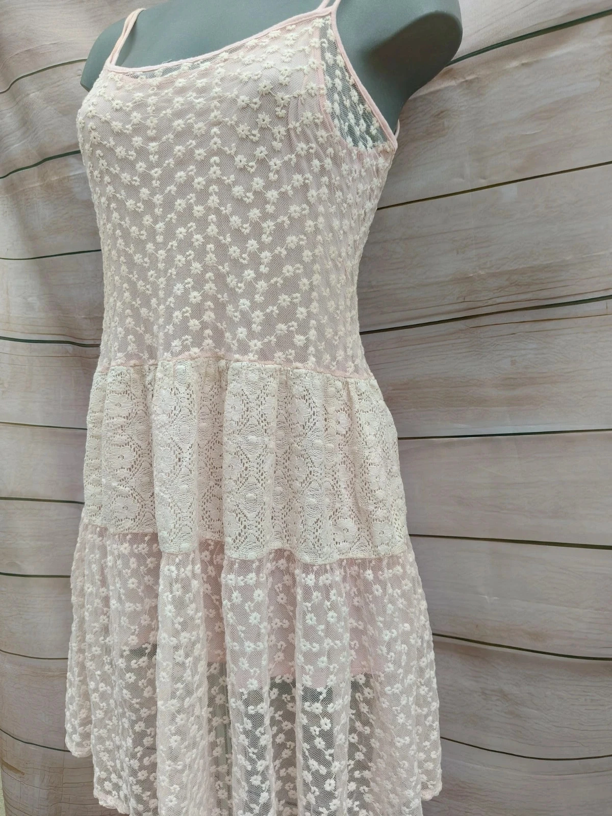 Vestido rosa em pó de renda e tule com flores bordadas – Tamanho S/M – photo 6
